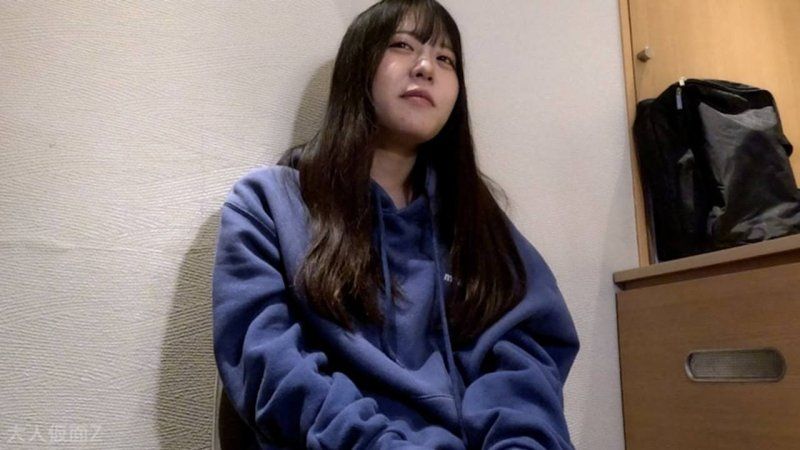 【素人初次拍攝】友(18) 可愛老師的蛋的初次拍攝，讓她舔肛門，在窺視器中觀察陰道內，中出後變成肛門貫通ATM的另一個角度影片