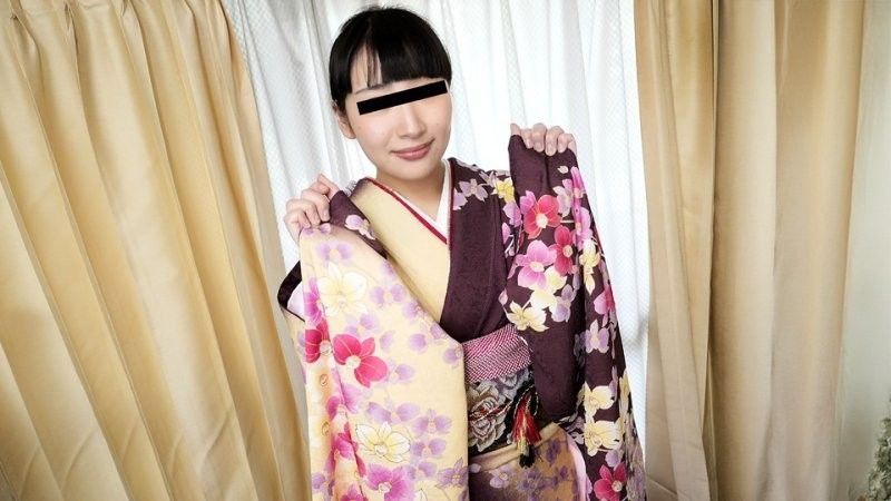 一位穿著和服,胸部豐滿柔軟的女孩 神樂麻衣
