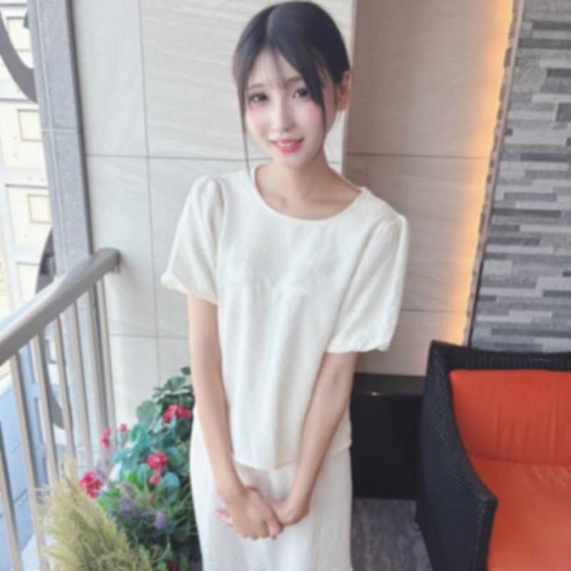 19歲可憐色白纖細的美女！與纖弱的外表相反，擁有無法掩飾的敏感身體。在性愛的魔法下，蛻變成成熟的女人！